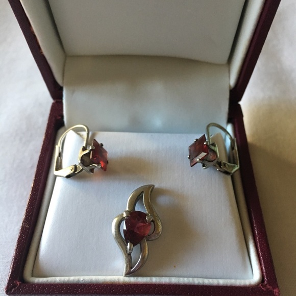 Jewelry - Garnet pendant and earrings